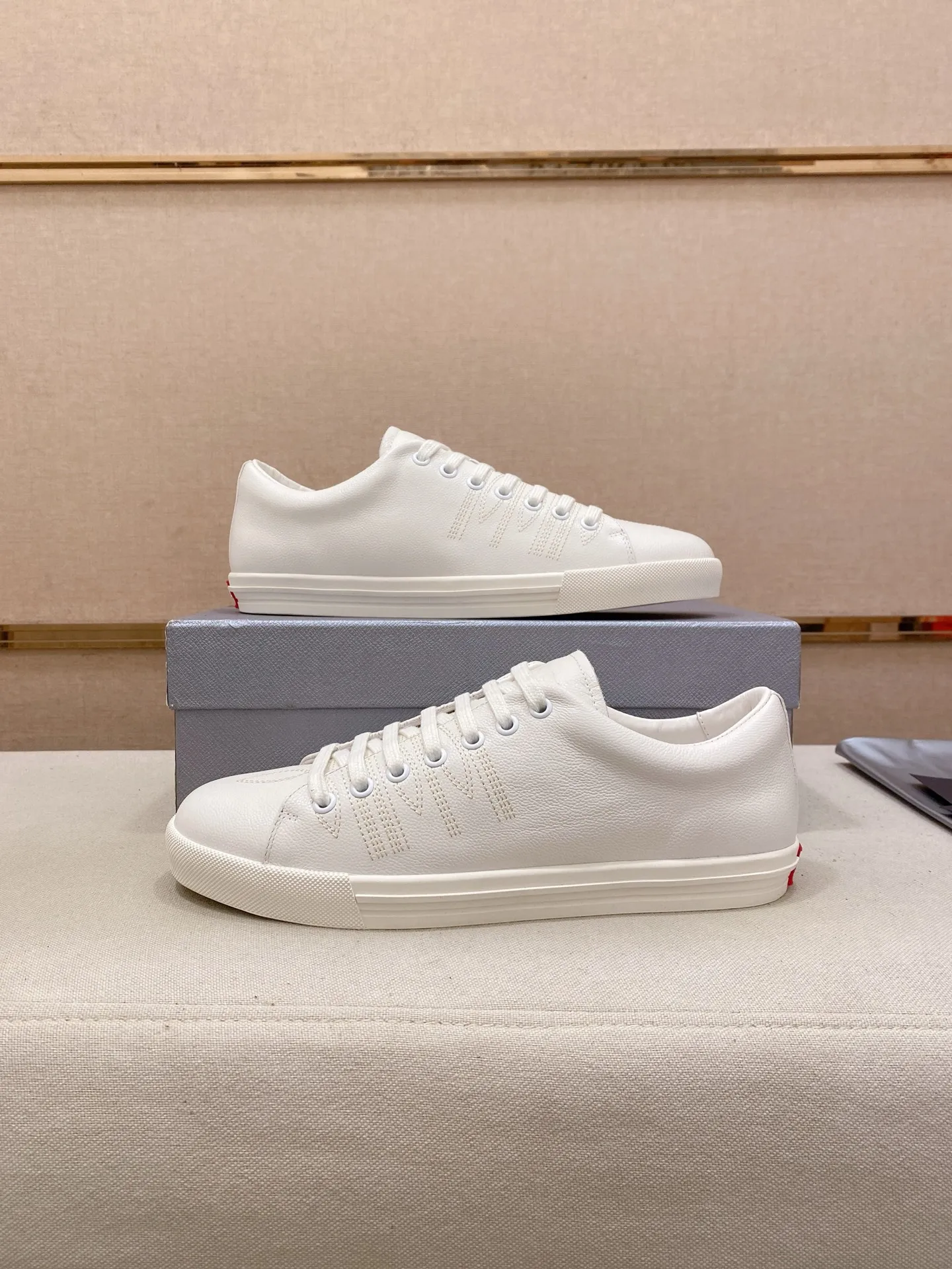 Factory price 560💰 ✔️✔️✔️Higher version High-quality new PRADA (Prada) counters are launched simultaneously. The new men's shoes and 😘fabric are made of selected first-layer cowhide with superb craftsmanship. Lining: Full cowhide lining. 👍🏿 High-end ☄️ air-cushion molded anti-slip rubber outsole, exquisite lines, simple and elegant, comfortable and high-end for leisure travel. Code number: 38 to 45